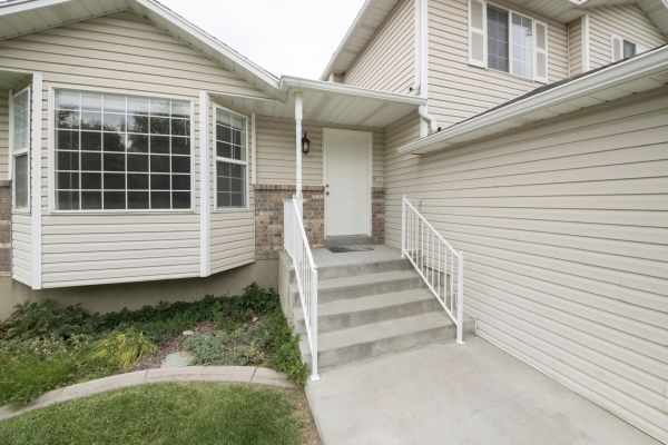 Cost of White Vinyl Siding Replacement in Windsor